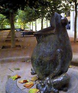 Пам’ятник жабі біля будівлі інститута Пастера в Парижі.