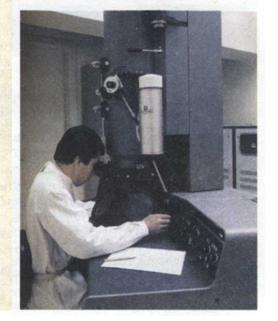 Електронний мікроскоп. фото