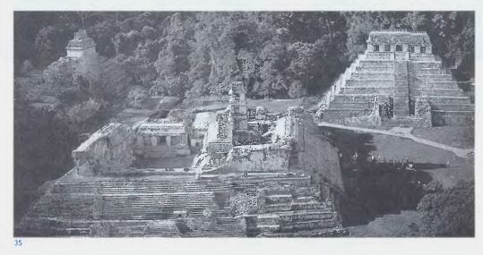 Комплекс Паленке: дворец Правителей (на первом плане), храм Солнца (на втором плане слева), храм Надписей (на втором плане справа). III–VIII вв.