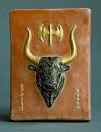 Голова бика зі священною сокирою - лабрисом