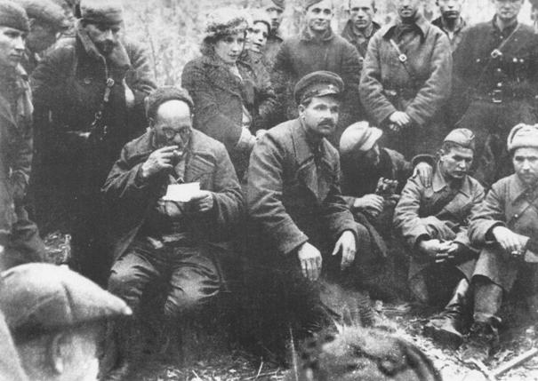 С.Ковпак і С.Руднев серед партизанів у Брянському лісі. 1942 р.