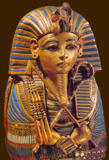 Царский наряд фараона Тутанхамона. 1351-1342 гг. до н.э. Из гробницы Тутанхамона. Хранится в Каирском музее, Египет