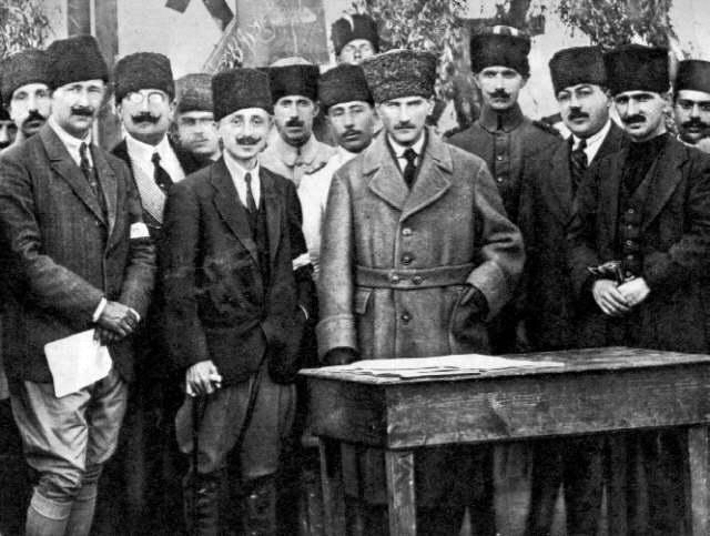 Кемаль Ататюрк з соратниками