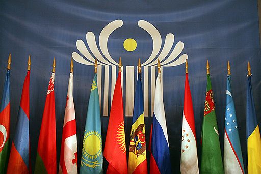 Прапори держав-членів СНД на тлі емблеми СНД