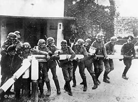 Німецькі солдати ламають шлагбаум.jpeg