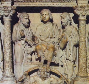 Христос, св. Петр и св. Павел. Ок. 389 г. Рельеф саркофага Юлия Басса. Крипта св. Петра, Рим, Италия