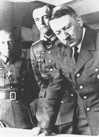 А. Гітлер та Ф. Паулюс біля карти воєнних дій. 1940 р.