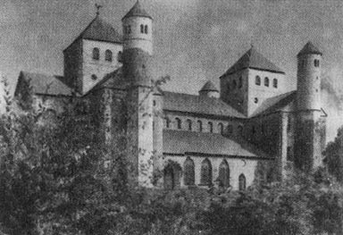 Планы раннехристианской базилики и романского собора