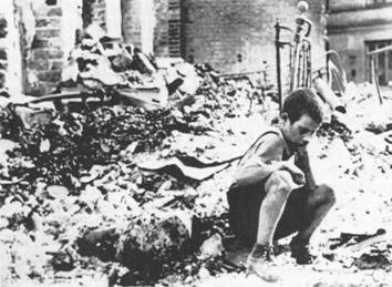 Хлопчик на звалищі будинку. Варшава, 1940 р..jpeg