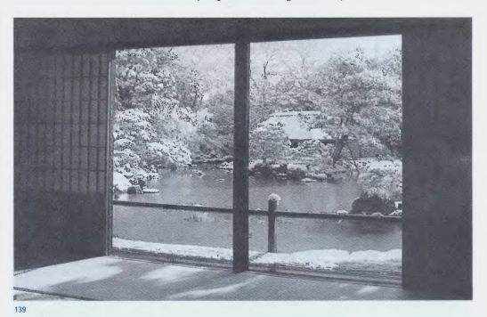 Ландшафтный пейзажный сад. Вид из чайного домика «Любование луной» на озеро и чайный домик «Сосны и лютни». Вилла Кацура. XVII в. Киото