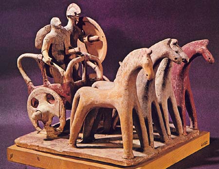 Четверка лошадей с двумя воинами. VII в. до н.э. Из Беотии. Хранится в Археологическом музее, Афины, Греция