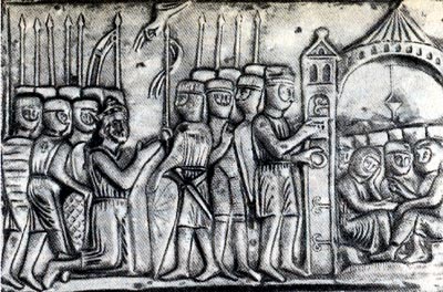 Император, окружённый воинами, на молитве. Рельеф (XIII в.)