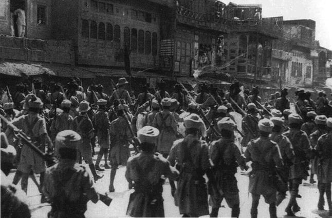 Війська на вулицях індійського міста (1930 р.)