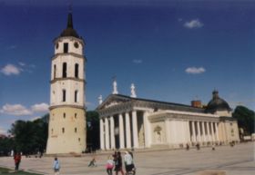 Дзвіниця Гедиміна на Кафедральній площі у Вільнюсі